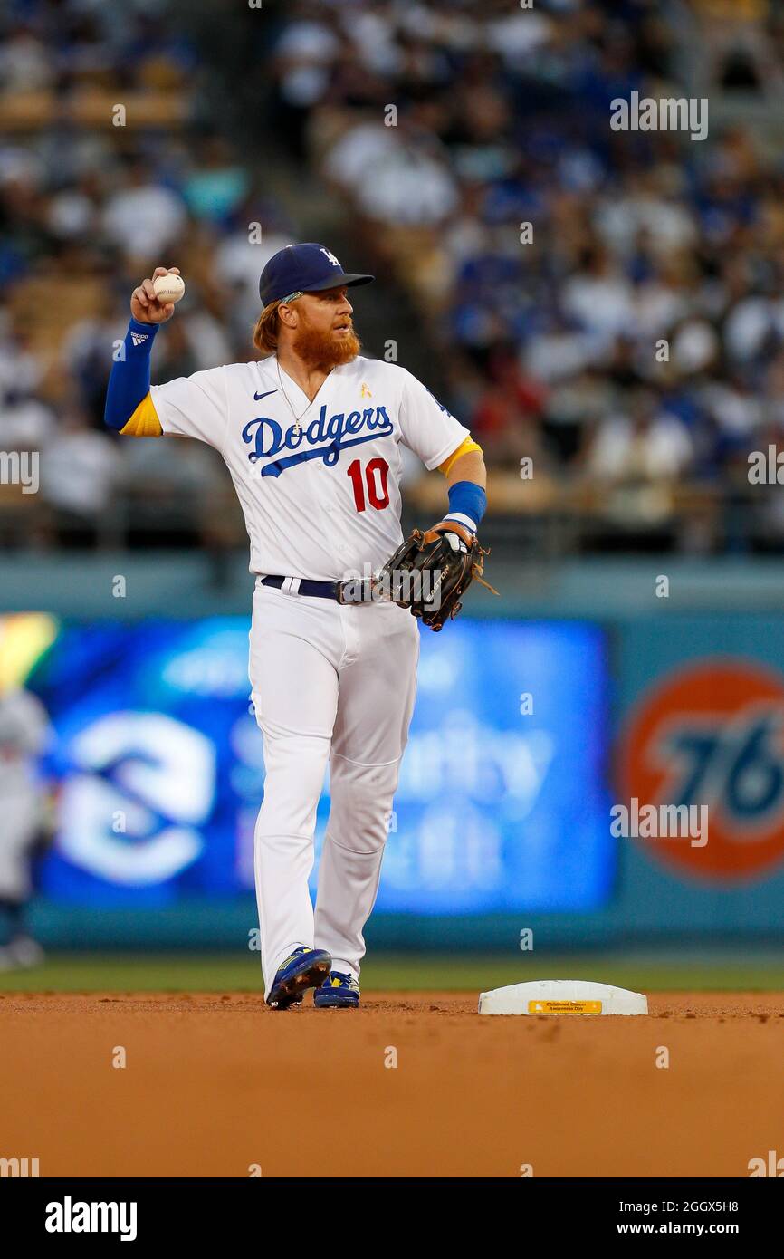 Los Angeles Dodgers Dritter Baseman Justin Turner wirft den Ball während eines MLB-Spiels in der regulären Saison gegen die Atlanta Braves, Mittwoch, 1. September, Stockfoto