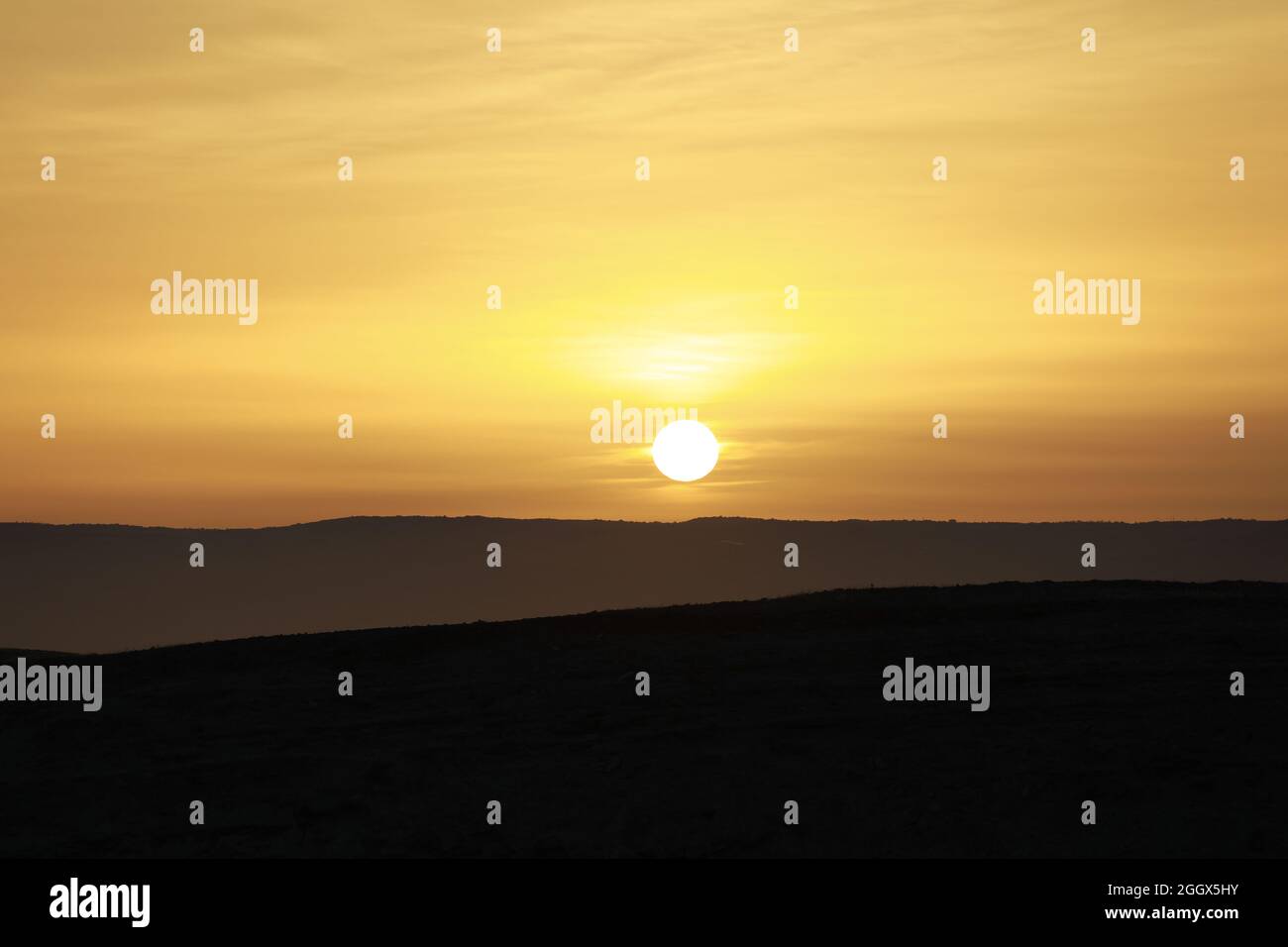 Wunderschöner Sonnenaufgang in der Wüste. Stockfoto