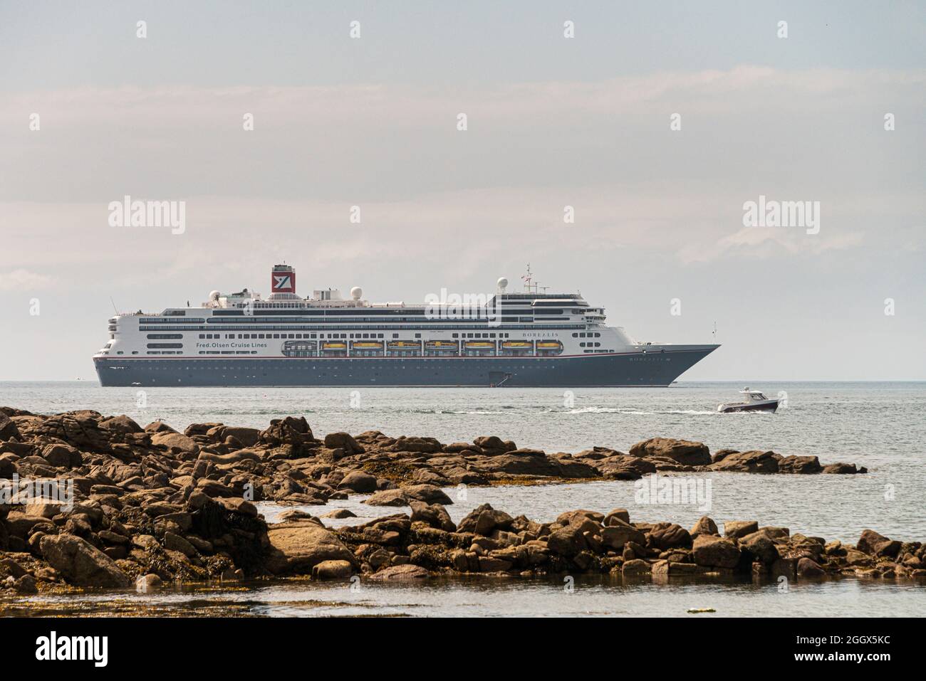 Fred. Olsen Cruise Lines Schiff Borealis vor der Küste von St Mary's, Isles, of Scilly Stockfoto