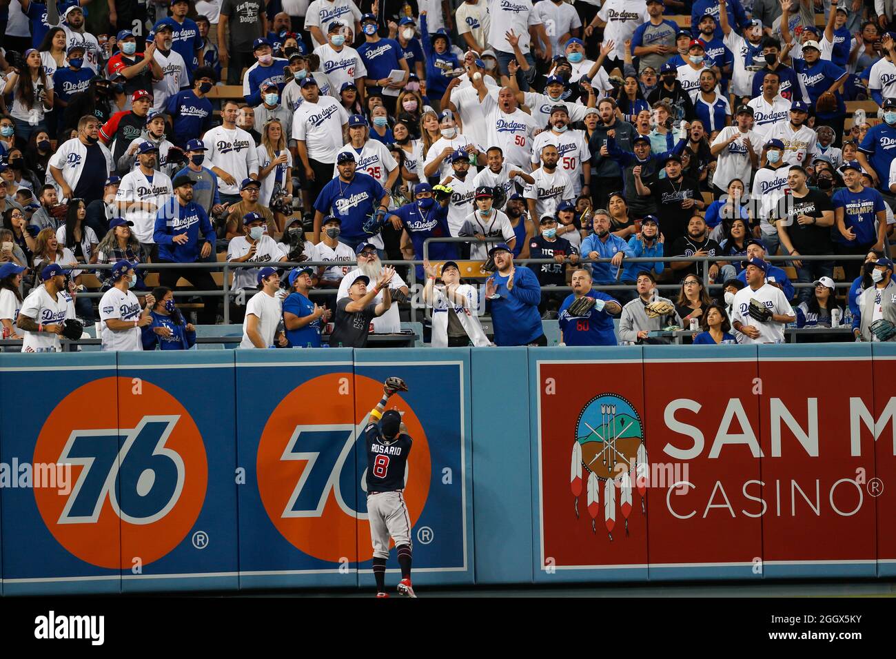 Die Fans erreichen einen Heimlauf-Hit von Los Angeles Dodgers ersten Basemen Max Muncy (13) während eines MLB-Spiels in der regulären Saison gegen die Atlanta Brave Stockfoto