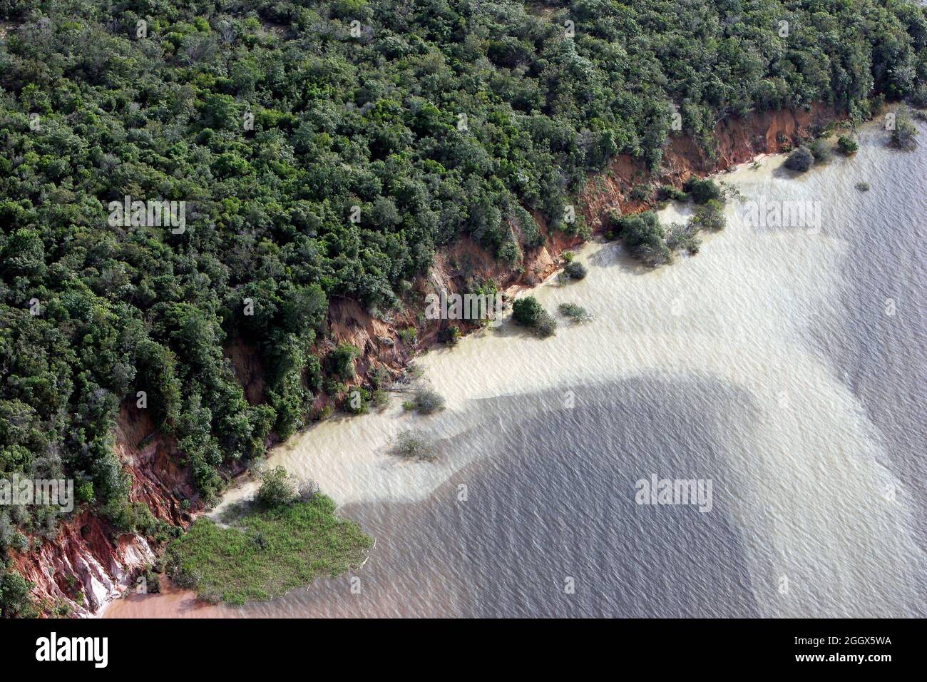 Tapajos-Fluss, dichter Wald und Felserosion am Flussufer. Stockfoto