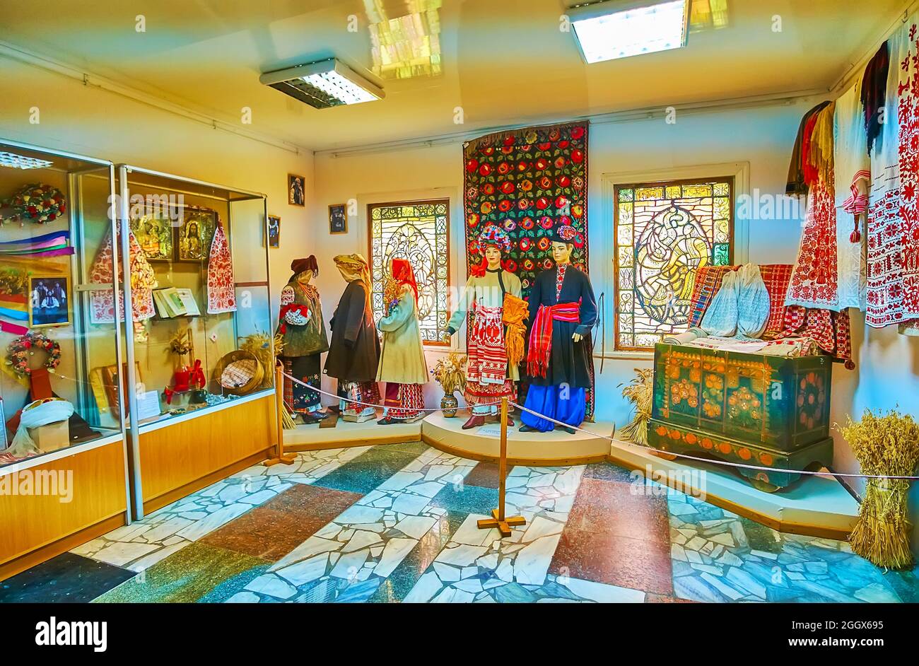 PEREIASLAV, UKRAINE - 22. MAI 2021: Traditionelle ukrainische Kleidung im Museum für Volksbräuche und Rituale von Pereiaslav Scansen, am 22. Mai in Pereiasla Stockfoto