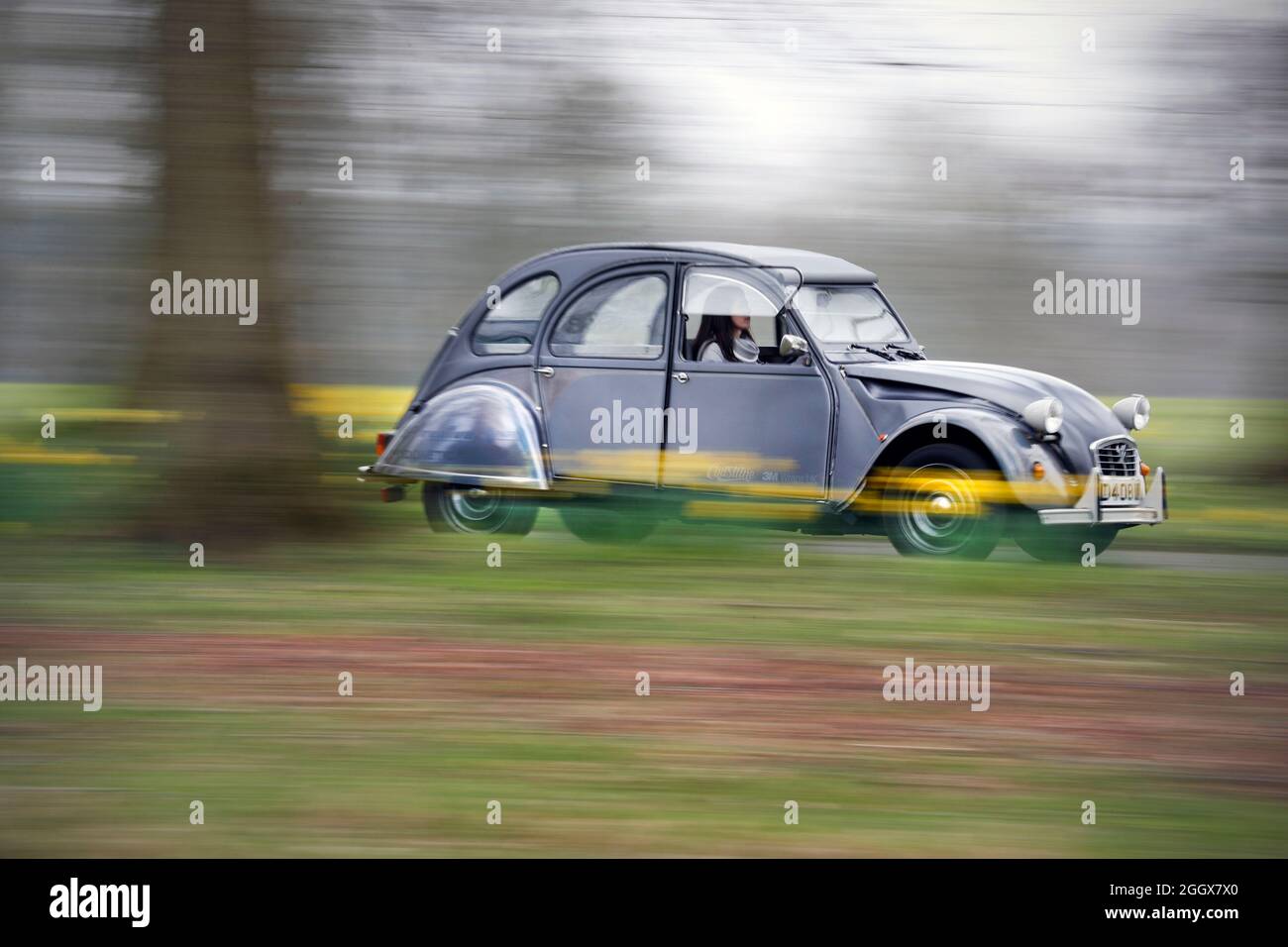 In Hampshire ist ein Oldtimer-Fahrzeug des Autos „Curriculum 2CV“ zu sehen Stockfoto