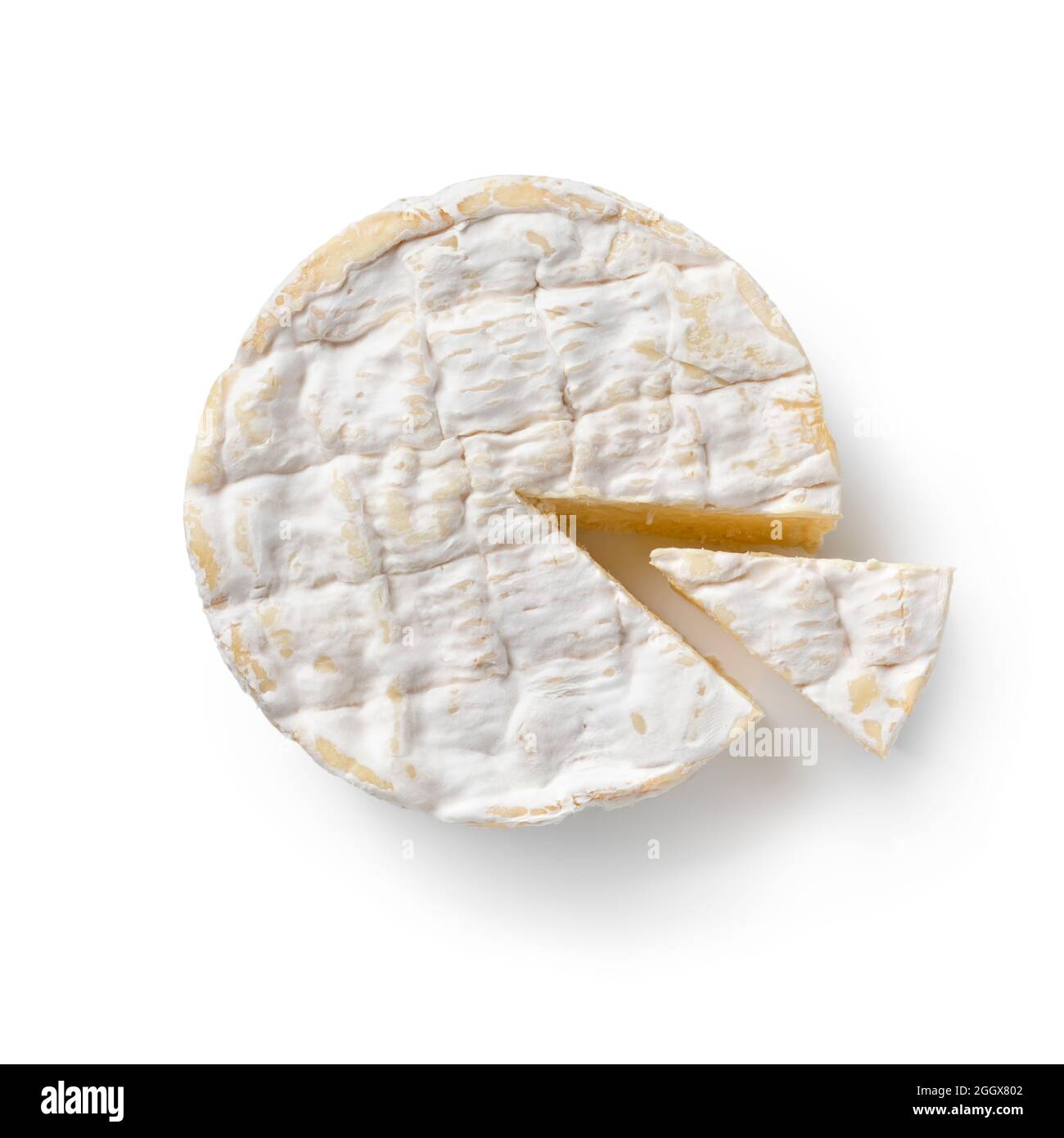 Traditioneller einziger französischer Camembert-Käse und ein Stück von oben isoliert auf weißem Hintergrund Stockfoto