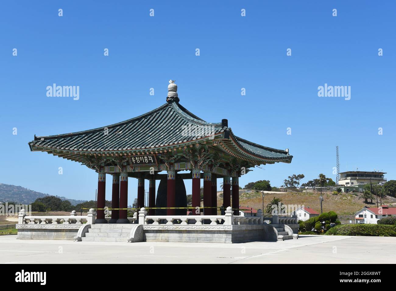 SAN PEDRO, KALIFORNIEN - 27. AUG 2021: Die koreanische Glocke der Freundschaft ist eine massive Bronzeglocke, die in einem Steinpavillon im Angel's Gate Park untergebracht ist. Stockfoto