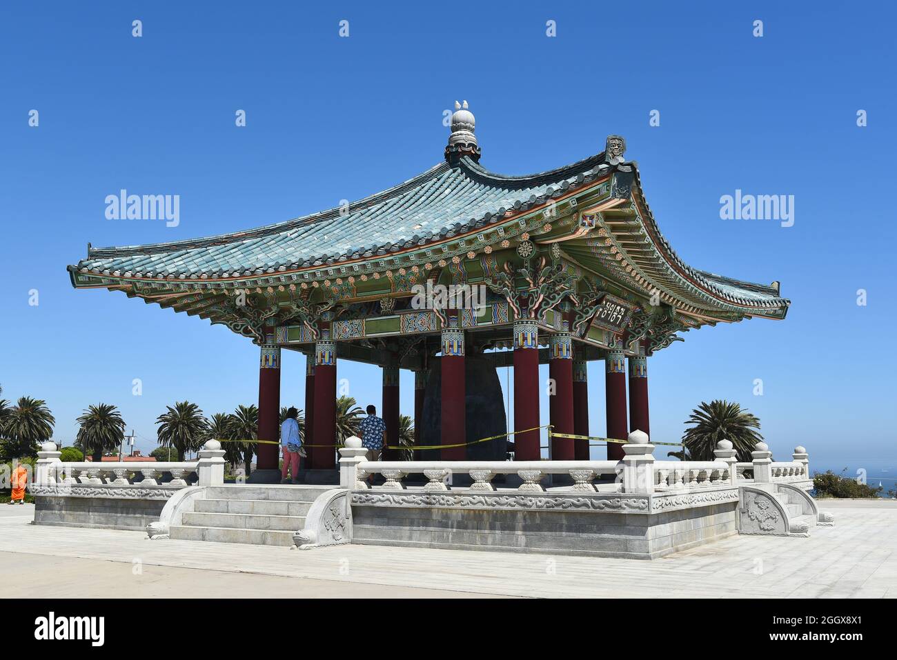 SAN PEDRO, KALIFORNIEN - 27. AUG 2021: Die koreanische Freundschaftsglocke im Angels Gate Park. Stockfoto