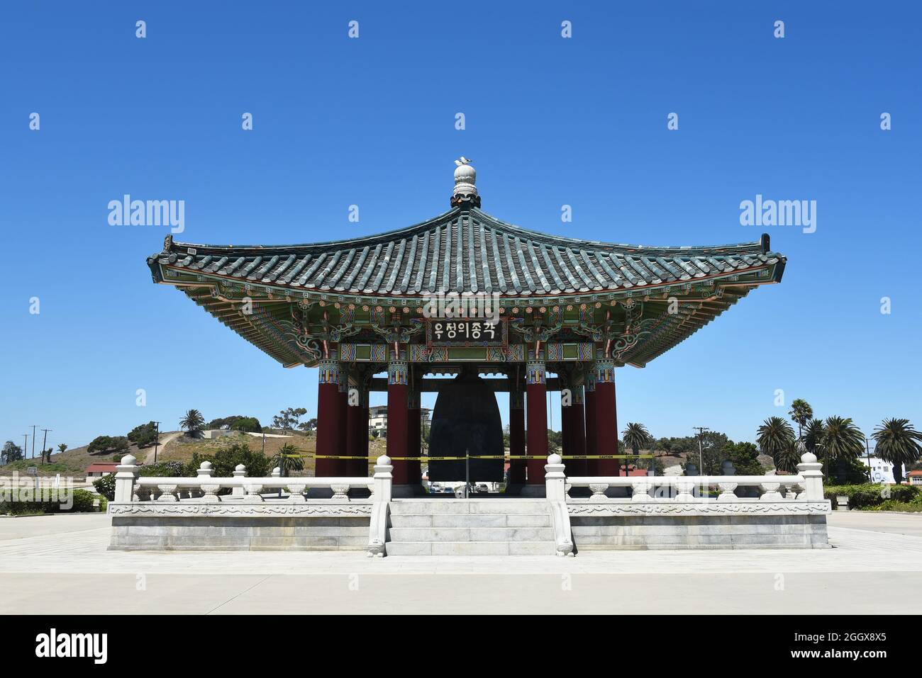 SAN PEDRO, KALIFORNIEN - 27. AUG 2021: Historisches Wahrzeichen, die koreanische Freundschaftsglocke im Angels Gate Park. Stockfoto