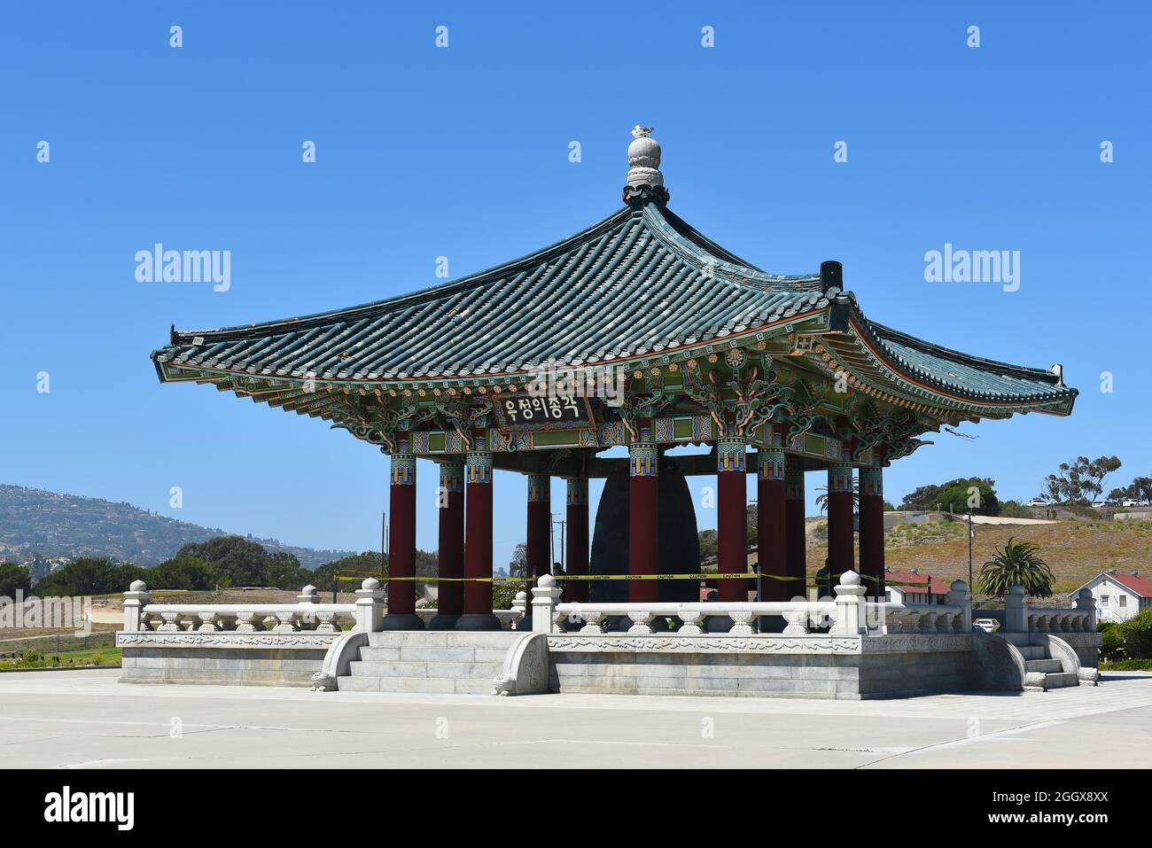 SAN PEDRO, KALIFORNIEN - 27. AUG 2021: Die historische koreanische Freundschaftsglocke im Angels Gate Park. Stockfoto