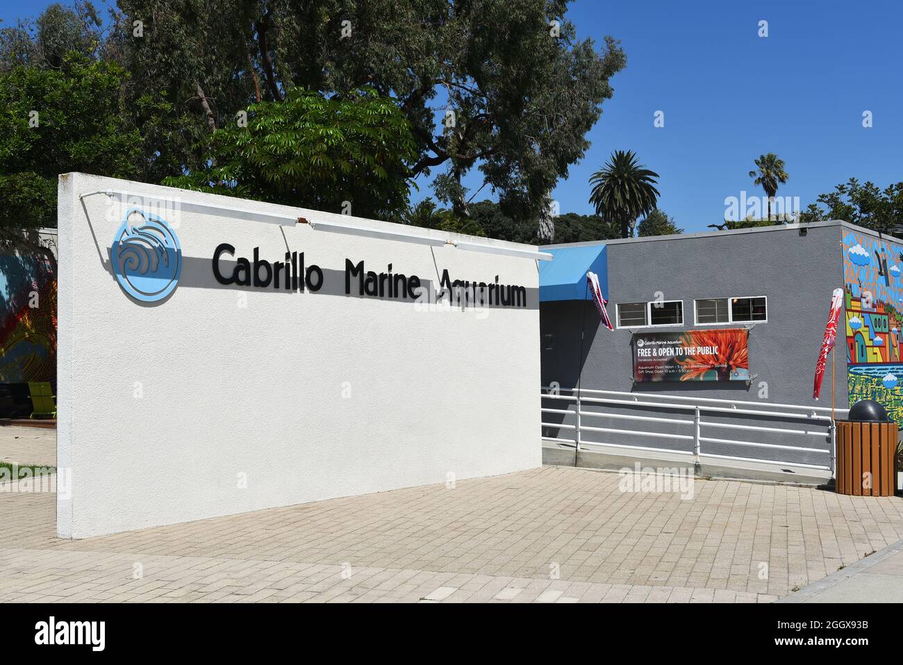 SAN PEDRO, KALIFORNIEN - 27. AUG 2021: Das Cabrillo Marine Aquarium verfügt über Ausstellungsräume im Innen- und Außenbereich, ein Auditorium und Nasslabore. Stockfoto
