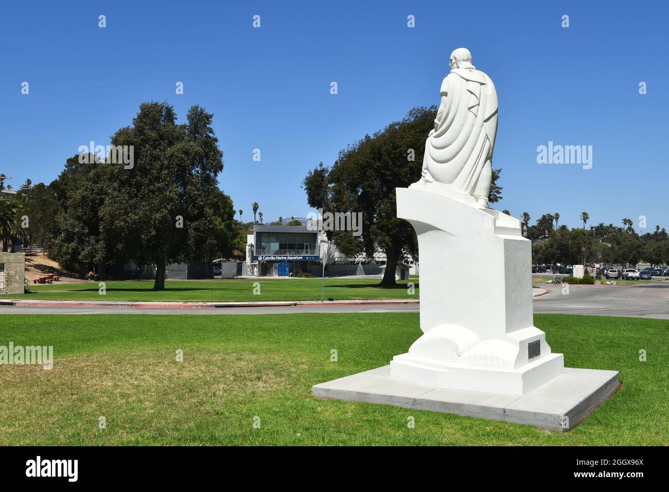 SAN PEDRO, KALIFORNIEN - 27. AUGUST 2021: Nahaufnahme der Juan Rodriguez Cabrillo Statue und des Cabrillo Marine Aquariums. Stockfoto