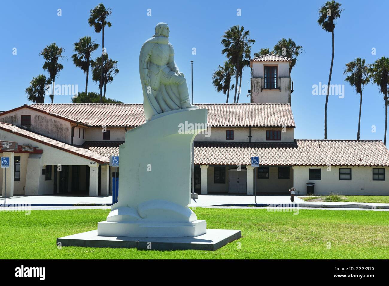 SAN PEDRO, KALIFORNIEN - 27. AUG 2021: Juan Rodriguez Cabrillo Statue und das Badehaus am Cabrillo Beach. Stockfoto