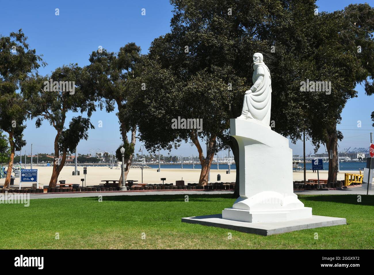 SAN PEDRO, KALIFORNIEN - 27. AUG 2021: Juan Rodriguez Cabrillo Statue mit Cabrillo Beach im Hintergrund. Stockfoto