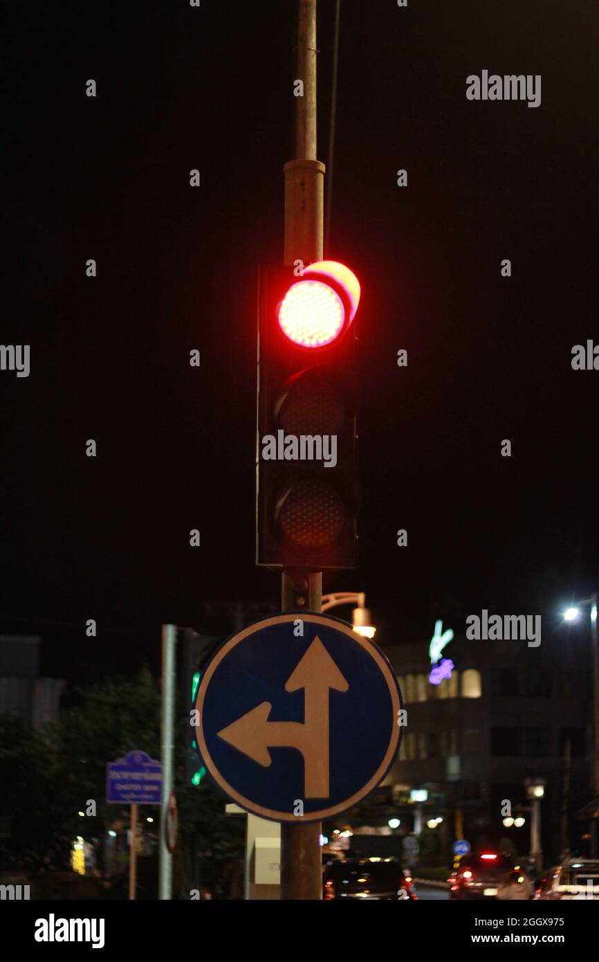 Ampel mit roter Ampel für Stopp, Straßenschild links abbiegen und Schieß los. in der Stadt. Stockfoto