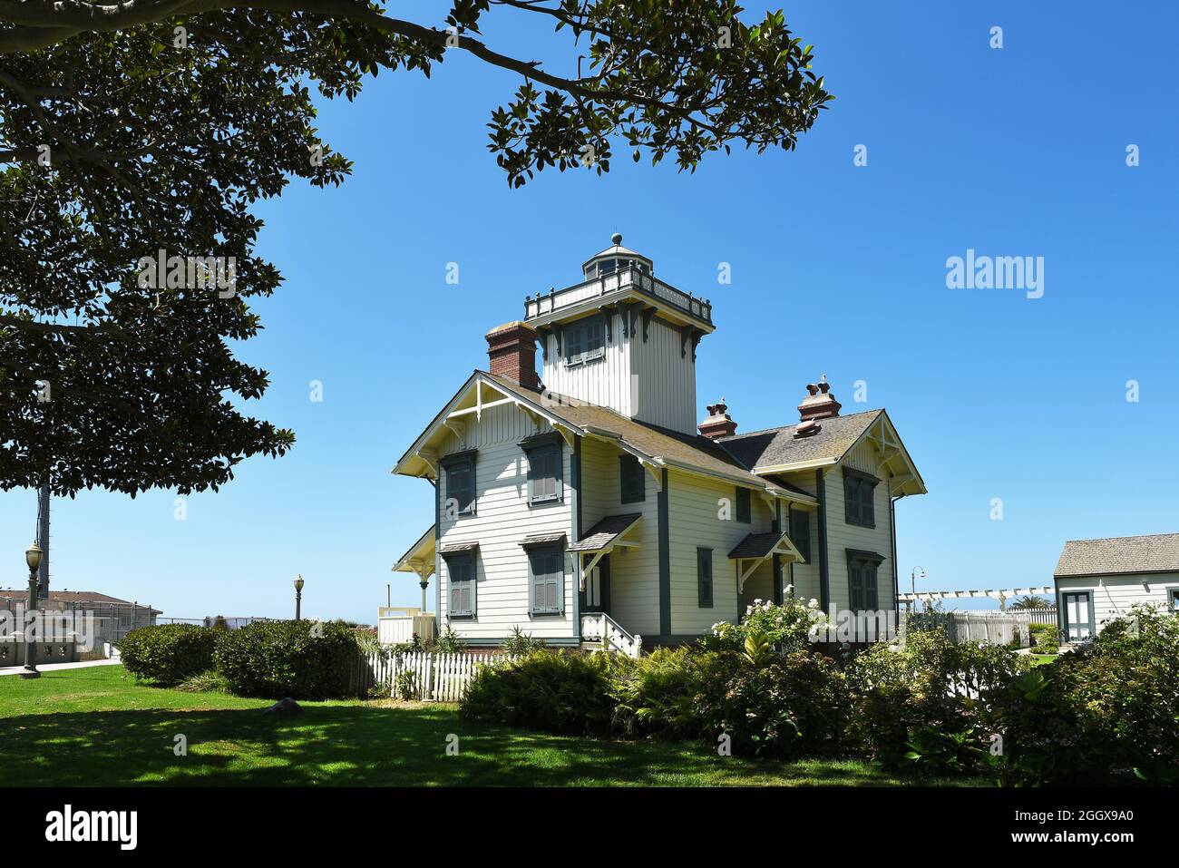 SAN PEDRO, KALIFORNIEN - 27. AUG 2021: Point Fermin Leuchtturm, eingerahmt von Bäumen, ist im National Register of Historic Places eingetragen. Stockfoto