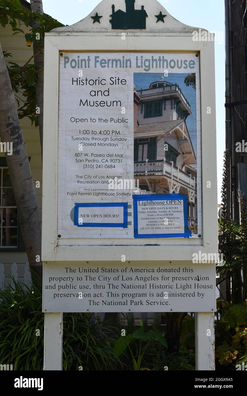 SAN PEDRO, KALIFORNIEN - 27. AUG 2021: Schild am Point Fermin Leuchtturm wurde das Gebäude im viktorianischen Stil in das National Register of Historic aufgenommen Stockfoto