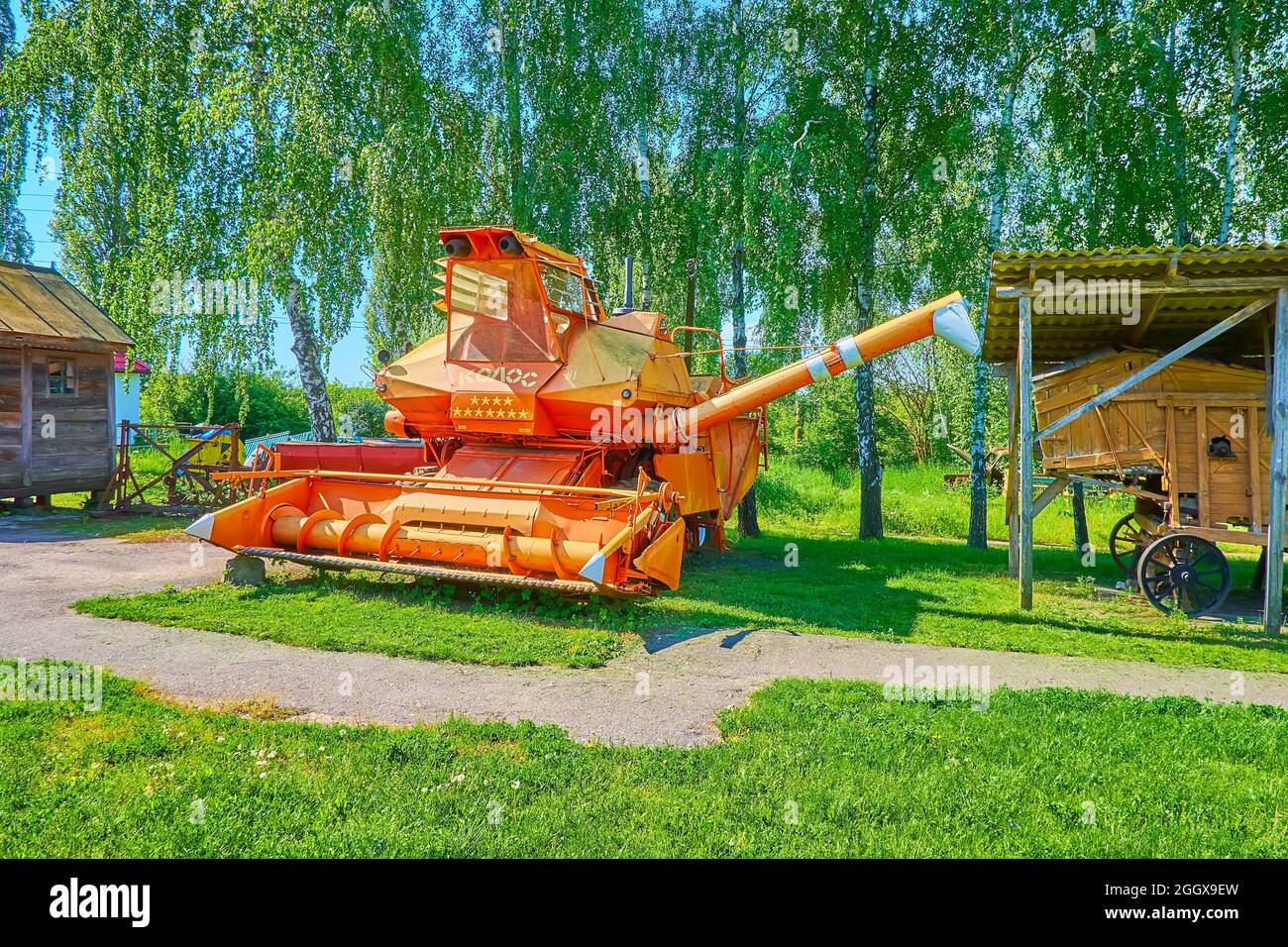 PEREIASLAV, UKRAINE - 22. MAI 2021: Pereiaslav Scansen verfügt über eine Sammlung von landwirtschaftlichen Maschinen aus der Sowjetzeit, darunter Kolos Mähdrescher Stockfoto