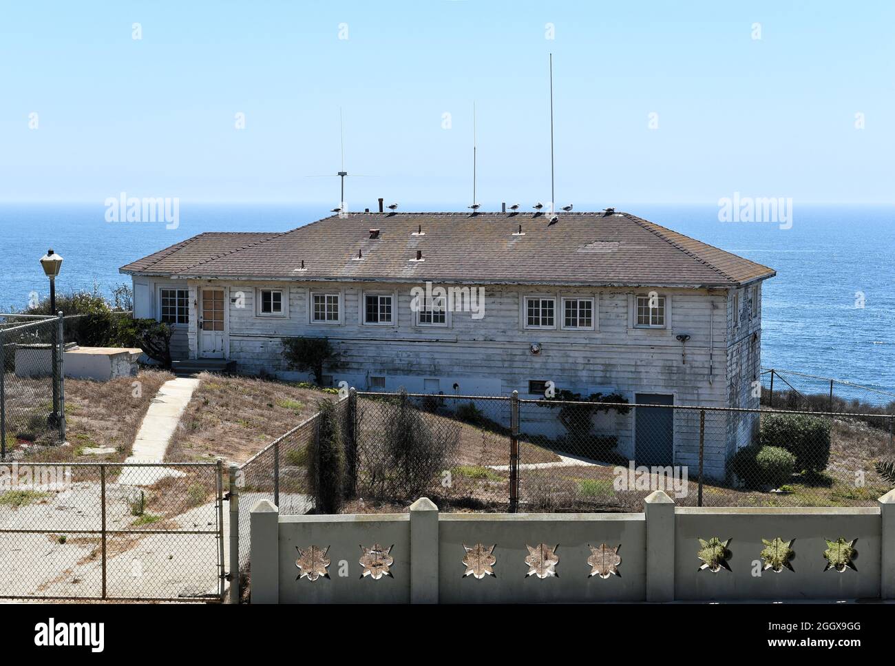 SAN PEDRO, KALIFORNIEN - 27. AUGUST 2021: Das Cosast Guard Building am Point Fermin Leuchtturm wurde als Offiziershaus genutzt. Stockfoto