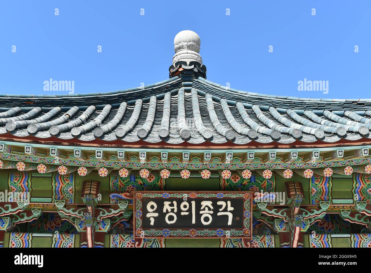 SAN PEDRO, KALIFORNIEN - 27. AUG 2021: Nahaufnahme der Pagode bei der koreanischen Freundschaftsglocke im Angels Gate Park. Stockfoto