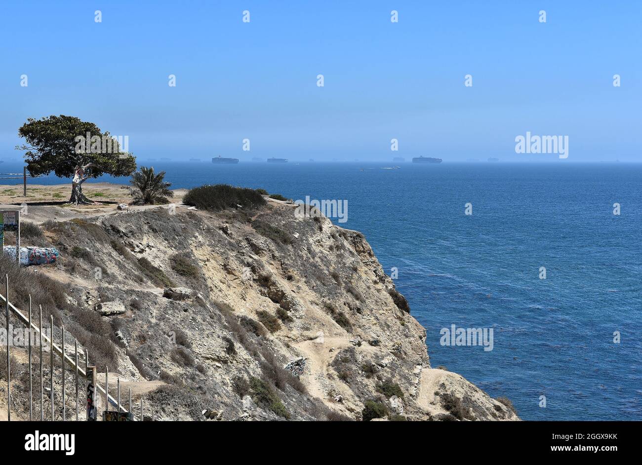 SAN PEDRO, KALIFORNIEN - 27. AUG 2021: Frachtschiffe legen vor der Küste von San Pedro mit dem Rutschbereich der versunkenen Stadt im Vordergrund ab. Stockfoto