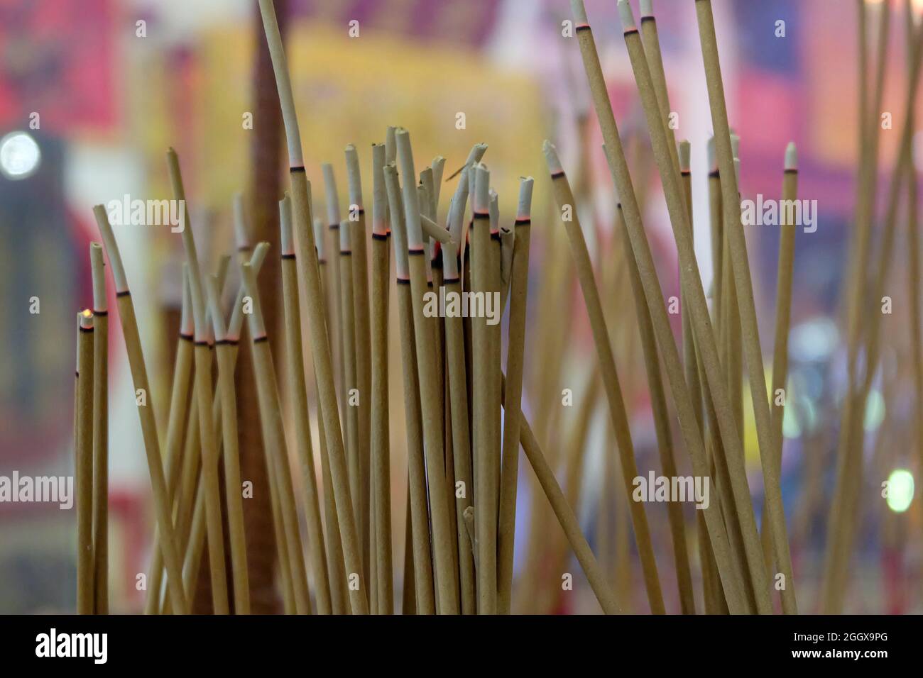 Viele Räucherstäbchen wurden angezündet, um im Schrein religiöse Zeremonien durchzuführen, asiatische Überzeugungen über buddhistische Rituale, Stockfoto
