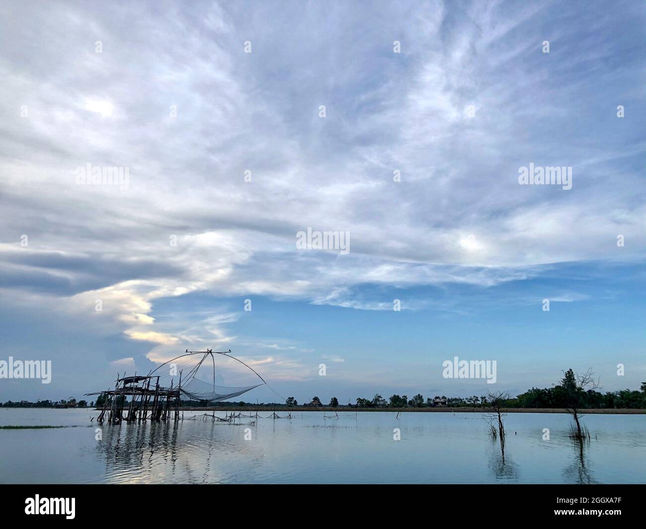 Die Silhouette Garnelenfalle in Thailand, traditioneller thailändischer Lebensstil der Fischer am Abend, lokale Fanggeräte von Thailand, normaler Name ist Stockfoto