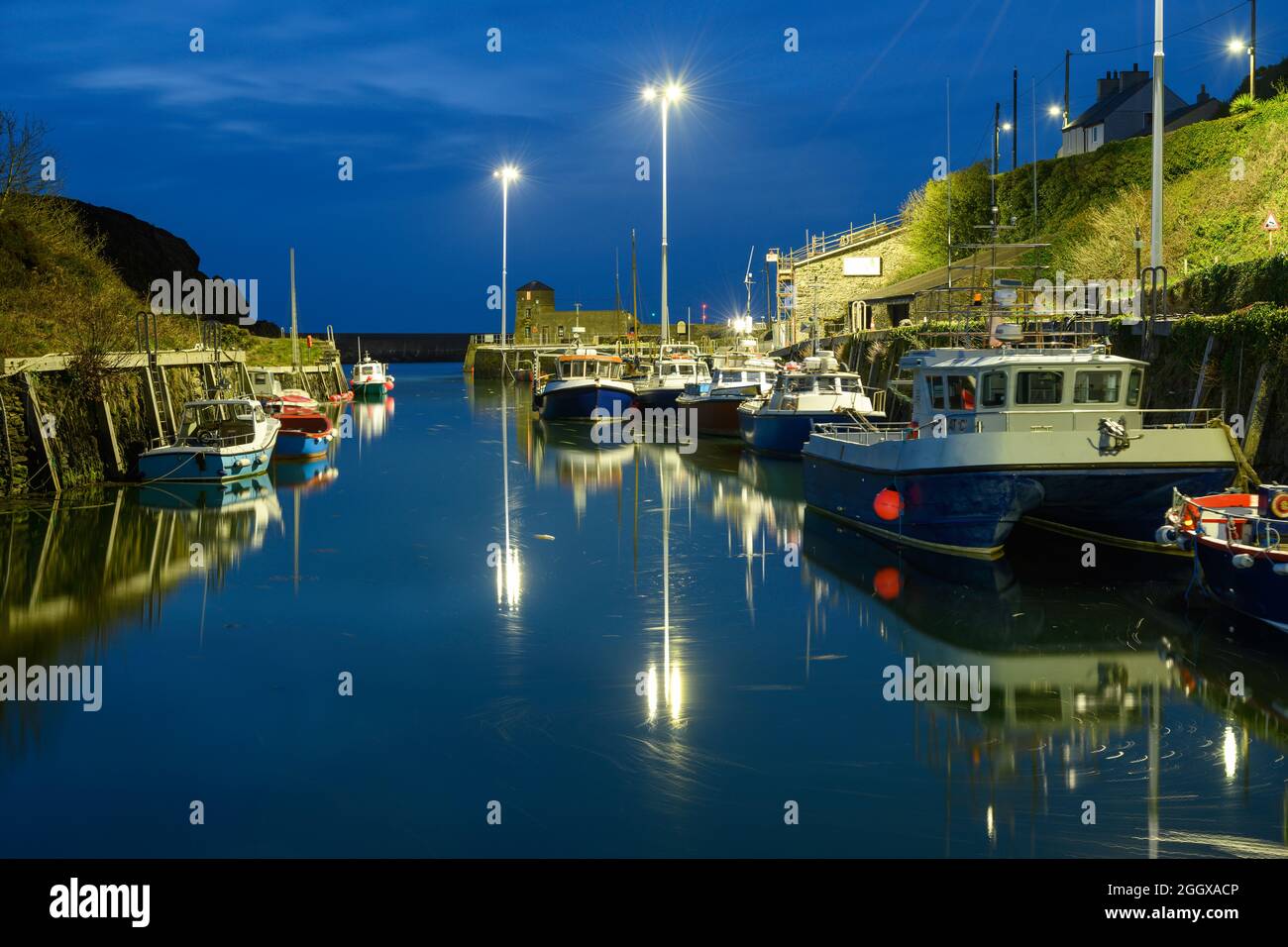 Amlwch Port bei Nacht 23-04-21 Stockfoto