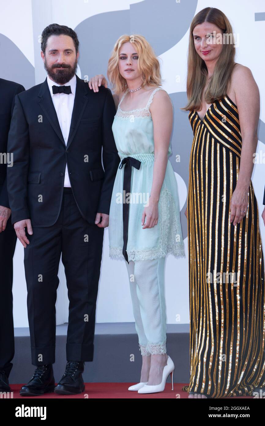 Pablo Larrain, Kristen Stewart und Janine Jackowski bei der Spencer-Premiere im Rahmen der 78. Internationalen Filmfestspiele von Venedig am 03. September 2021. Foto von Paolo Cotello/imageSPACE/MediaPunch Stockfoto