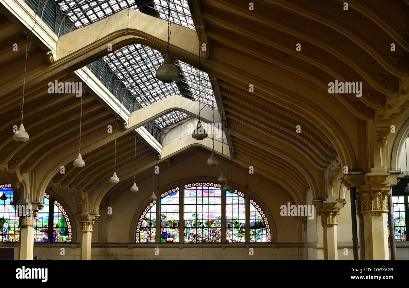 Innenraum des städtischen Marktes (Mercado Municipal) mit den Buntglasfenstern und der Decke - Sao Paulo, Brasilien Stockfoto