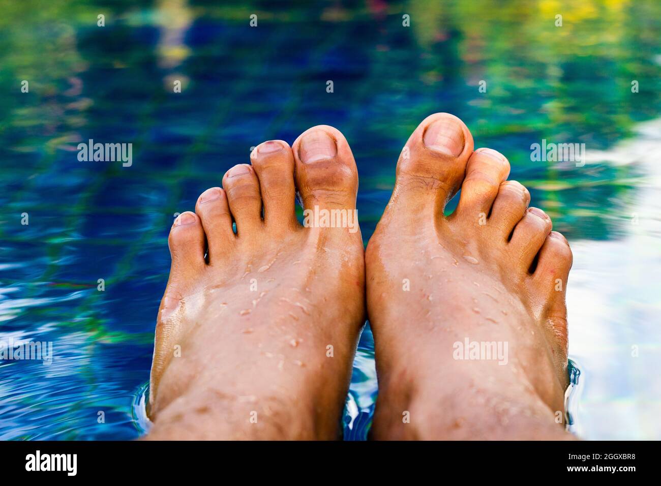 Entspannen Sie sich Zeit, Mann Füße in den Pool unter dem Wasser Stockfoto