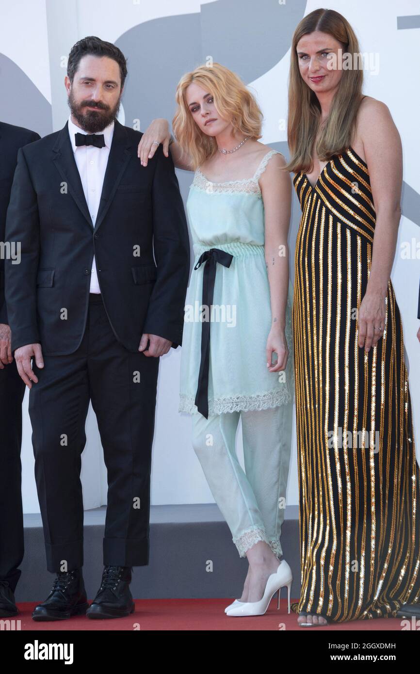 Venedig, Italien. September 2021. Pablo Larrain, Kristen Stewart und Janine Jackowski bei der Spencer-Premiere im Rahmen der 78. Internationalen Filmfestspiele von Venedig am 03. September 2021. Foto von Aurore Marechal/ABACAPRESS.COM Quelle: Abaca Press/Alamy Live News Stockfoto