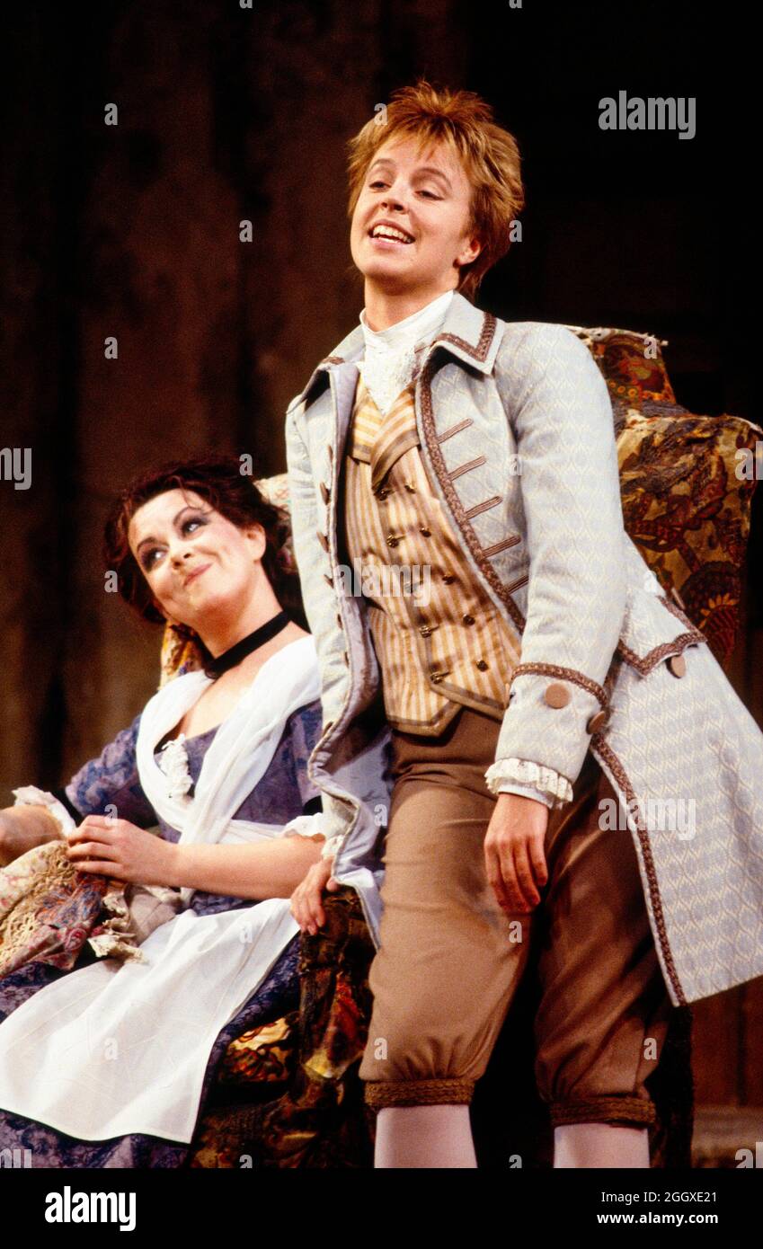 l-r: Yvonne Kenny (Susanna), Anne Sophie von Otter (Cherubino) in LE NOZZE DI FIGARO an der Royal Opera, Covent Garden, London WC2 09/12/1985 Musik: Wolfgang Amadeus Mozart Libretto: Lorenzo Da Ponte Dirigent: Colin Davis Bühnenbild: Stefanos Lazaridis Kostüme: Michael Stennet Beleuchtung: William Bundy Regie: John Copley Stockfoto