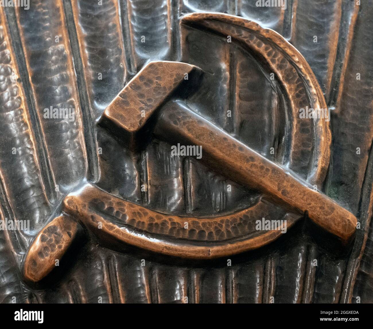 Kommunistischer Symbolismus: Hammer und Sichel, Hammer steht für die industrielle Arbeiterklasse und die Sichel repräsentiert die landwirtschaftlichen Arbeiter, Bronzeguss Stockfoto