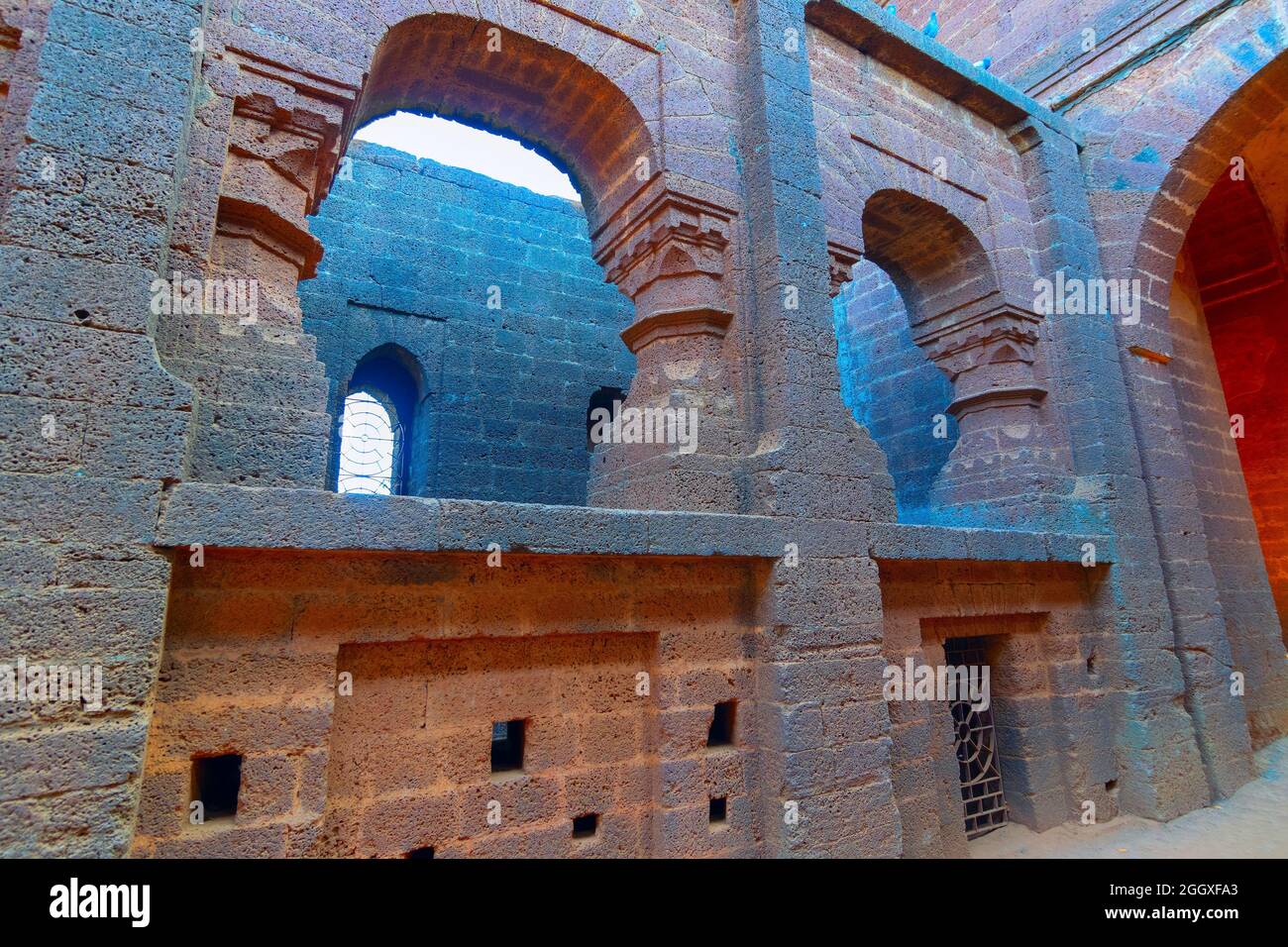 Bögen des großen Tores - ein feines gewölbtes Tor, im Volksmund bekannt als Pathar darwaja, wird mit gekleideten Lateritblöcken gemacht. Es ist ein berühmter Touristenort Stockfoto