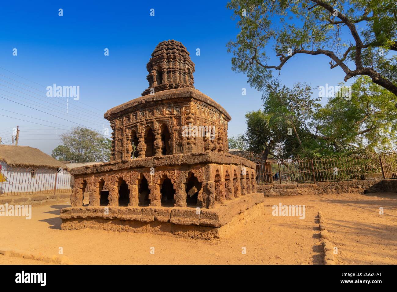 Steinwagen, konzeptuelles Modell der Bishnupur-Tempelarchitektur in Miniaturform. Kleine zweistöckige Struktur steht auf einem niedrigen Lateritsockel - Stockfoto