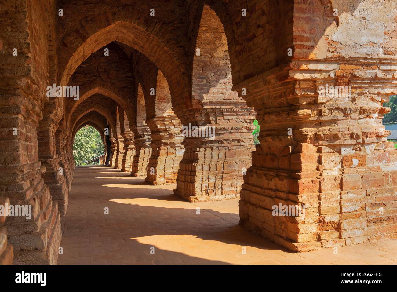 Bögen von Rasmancha, ältester Backsteintempel Indiens - Touristenattraktion in Bishnupur, Westbengalen, Indien. Die Terrakotta-verbrannte Tonstruktur ist einzigartig. Hin Stockfoto