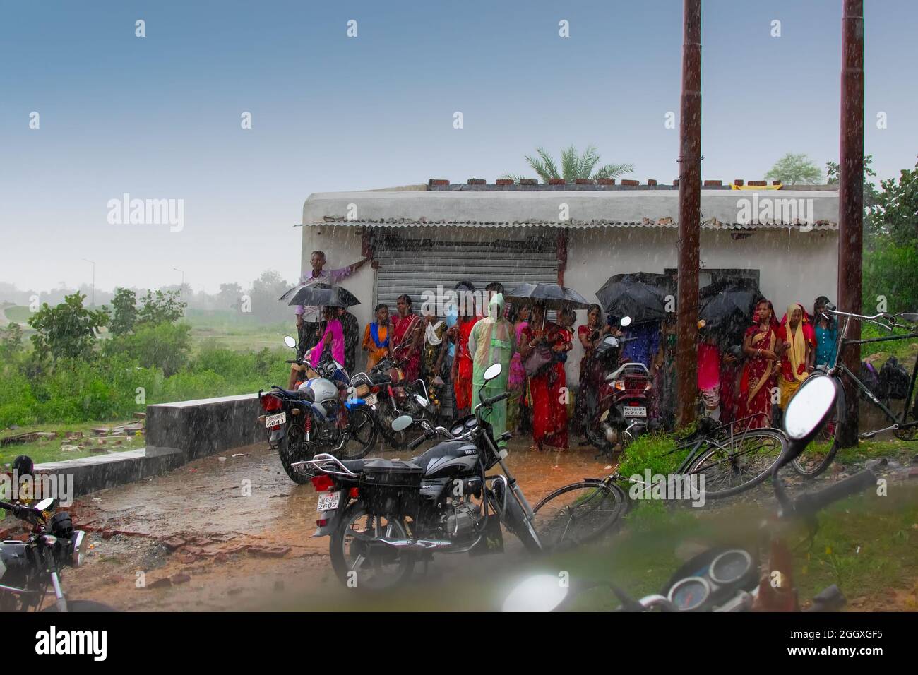 Purulia, Westbengalen, Indien - Montag, 14. August 2017 : Abstraktes Bild des Monsuns, verschwommene ländliche Menschen, die unter der Haube Zuflucht suchten, um dem Regen zu entkommen. Regnerisch Stockfoto