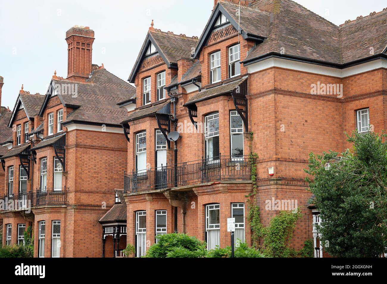 spätviktorianische Doppelhaushälfte aus rotem Backstein in Royal Leamington Spa, Warwickshire, England, Großbritannien. Stockfoto