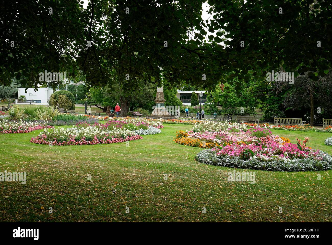 Öffentliche Gartenblumenpflanzungen im Sommer. Bunte Blumenarrangements in Beeten in England. Stockfoto