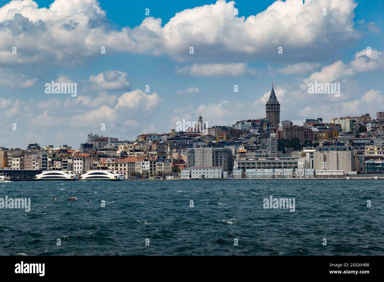Blick auf den Galata-Turm und das Karakoy-Viertel, Istanbul, Türkei. Stockfoto