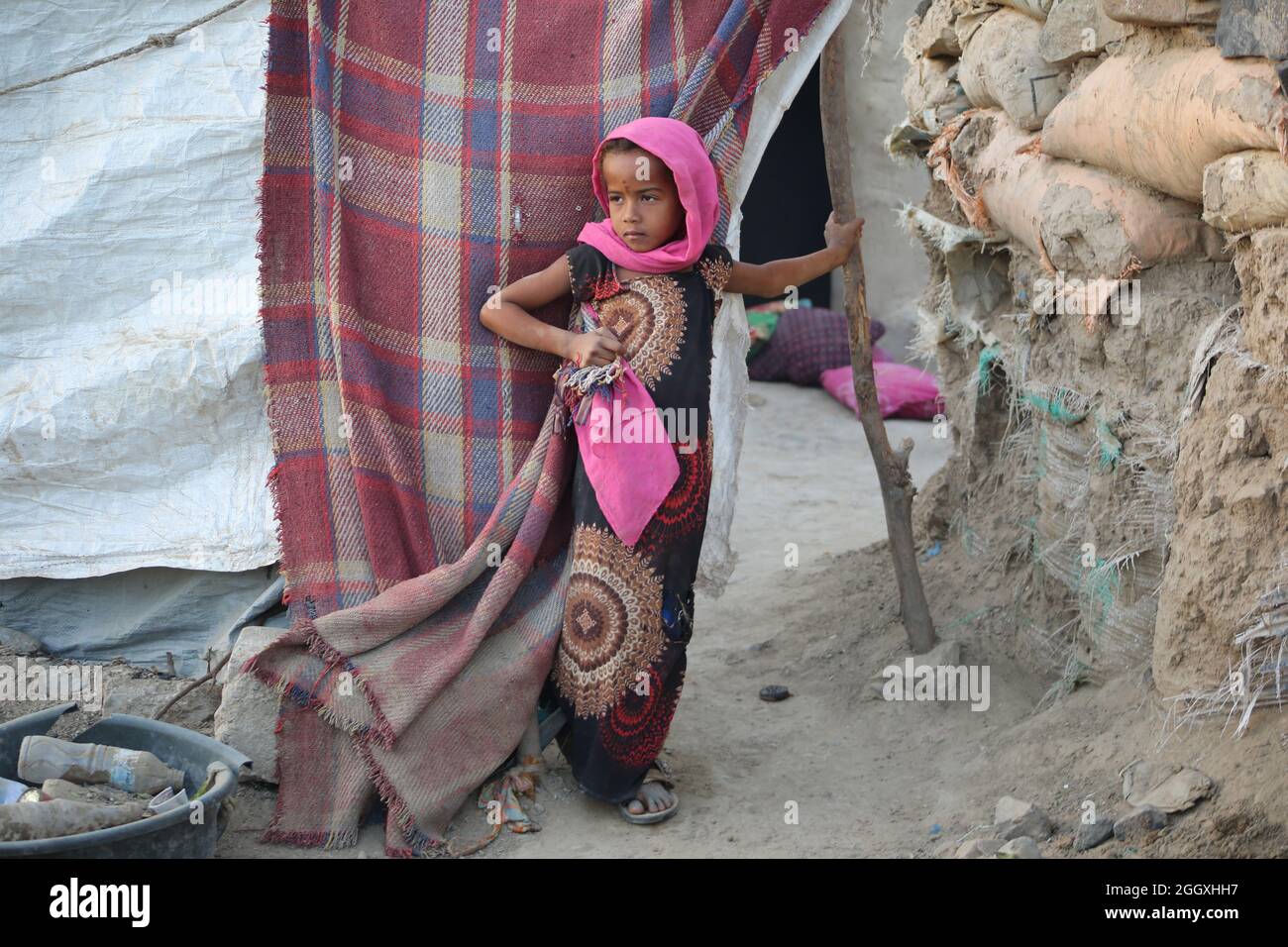 Taiz, Jemen- 04 Feb 2021 : EIN jemenitisches Mädchen lebt mit ihrer Familie in einem Lager für Vertriebene, die vor der Hölle des Krieges in der Stadt Taiz, Jemen, fliehen Stockfoto