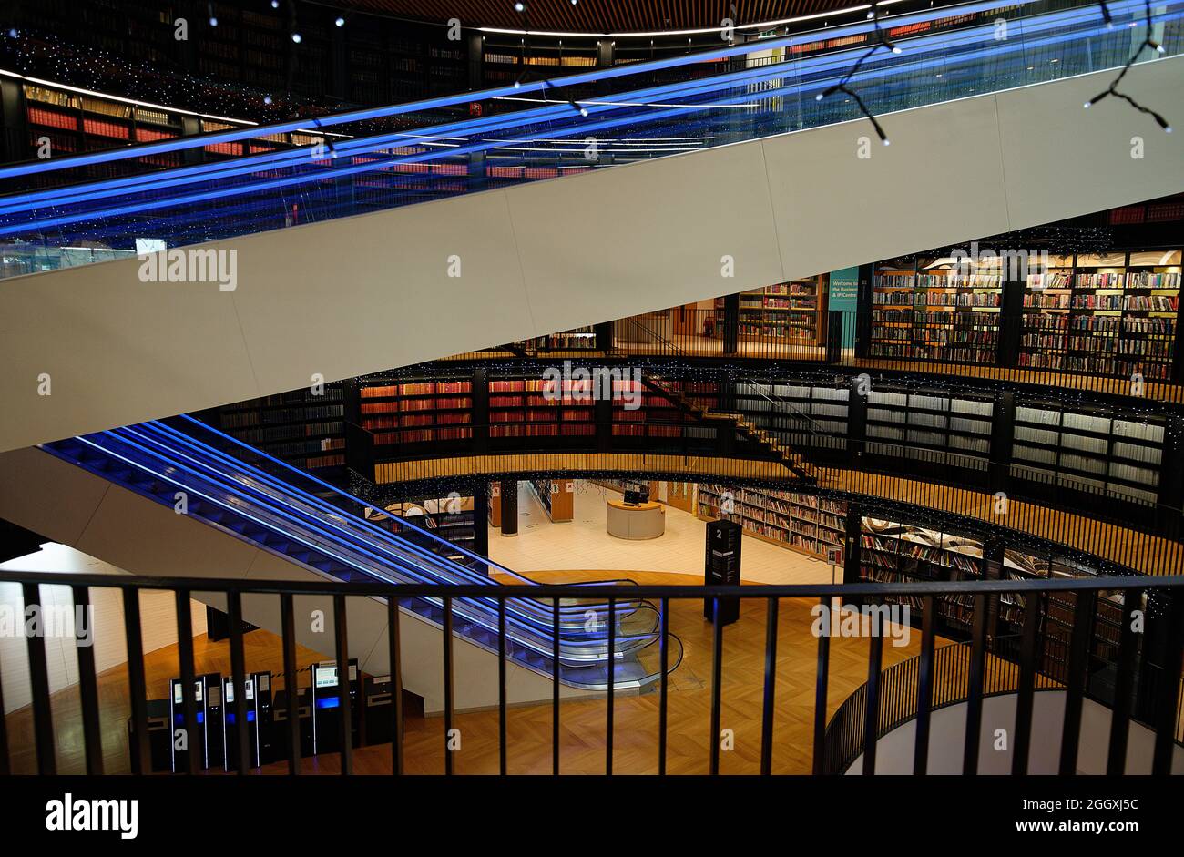 Bibliothek von Birmingham, im Zentrum der Stadt West Midlands. Gebogenes Atrium und blau beleuchtete Rolltreppen und funkelndes Licht. Stockfoto