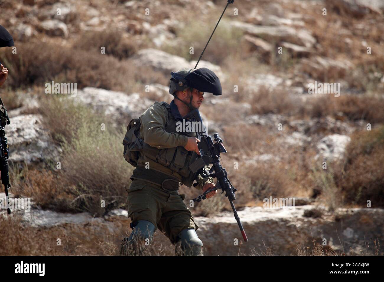 Israelische Soldaten nehmen während einer Demonstration gegen israelische Siedlungen im Dorf Beit Dajan in der Nähe der Stadt Nablus im Westjordanland Stellung. Stockfoto