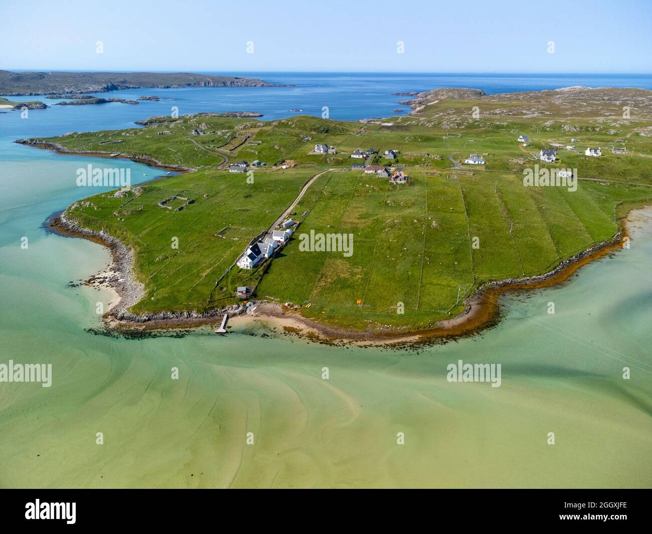 Luftaufnahme von der Drohne der Siedlung Uig und Crowlista an der Westküste der Isle of Lewis , Äußere Hebriden, Schottland, Großbritannien Stockfoto