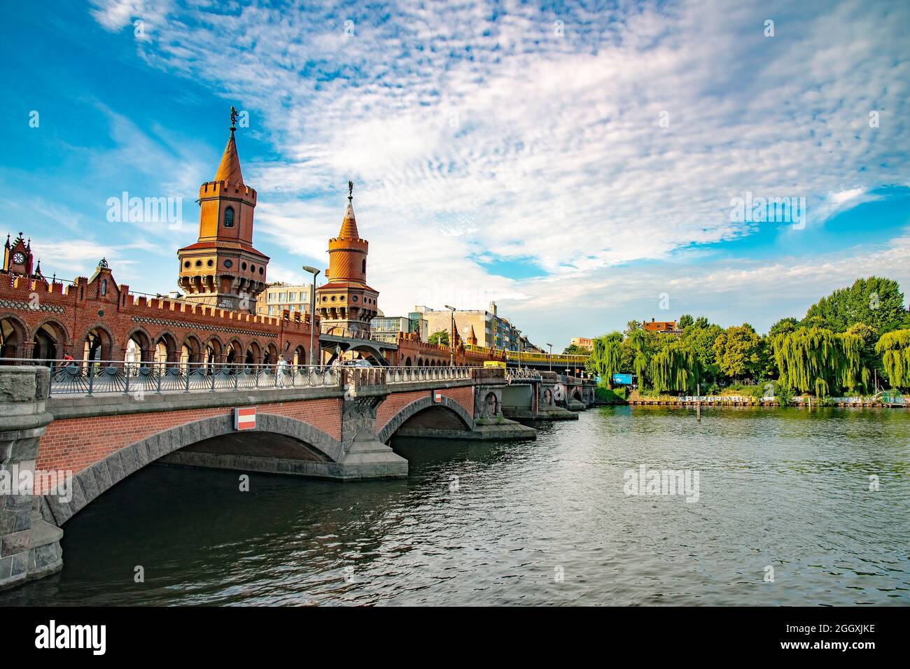 Die Oberbaumbrücke ist eine Doppeldeckerbrücke über die Berliner Spree, die  als eines der Wahrzeichen der Stadt gilt. Aufgenommen in Berlin,  Deutschland am 21. Juli Stockfotografie - Alamy