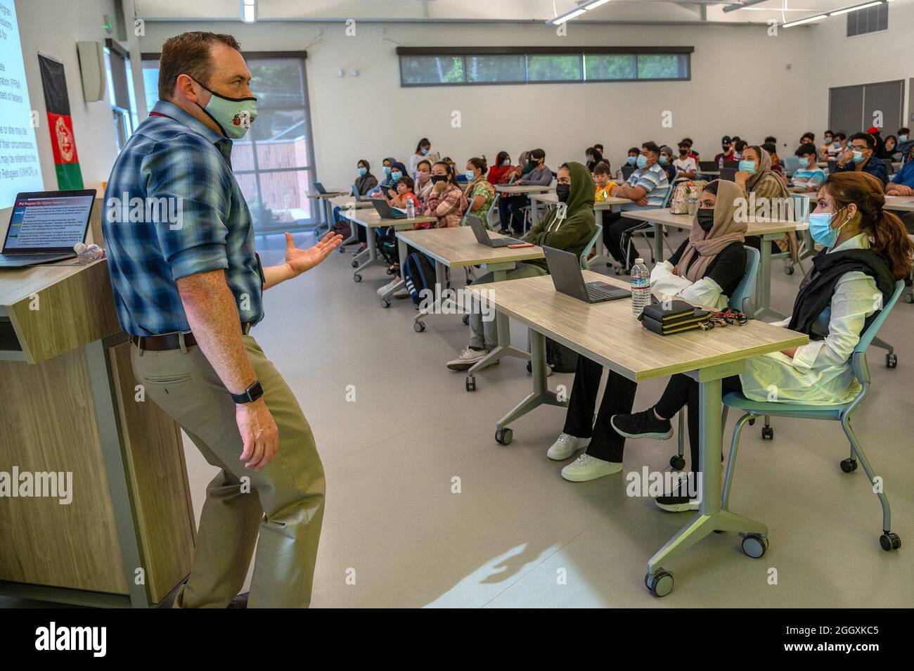 Sacramento, Kalifornien, USA. August 2021. JOSHUA STINSON, Lehrer der Mira Loma High School, führt eine Diskussion, um Schülern, die möglicherweise noch Familienmitglieder in Afghanistan haben, zu helfen, das Gesetz besser zu verstehen und wie sie Papierkram ausfüllen können, um ihnen bei der Evakuierung des Landes zu helfen. Zu den Gesprächen in diesem Treffen gehörten die Aufnahme qualifizierter Familienmitglieder in die Kontaktdatenbank für Evakuierungen in Afghanistan, die Kontaktaufnahme mit der US-Botschaft für Flüge und Evakuierungen sowie die Kontaktaufnahme mit Kongressmitgliedern, um Unterstützung für Afghanen zu sammeln, die Hilfe benötigen. In San J leben mehr als 1,400 afghanische Studenten Stockfoto