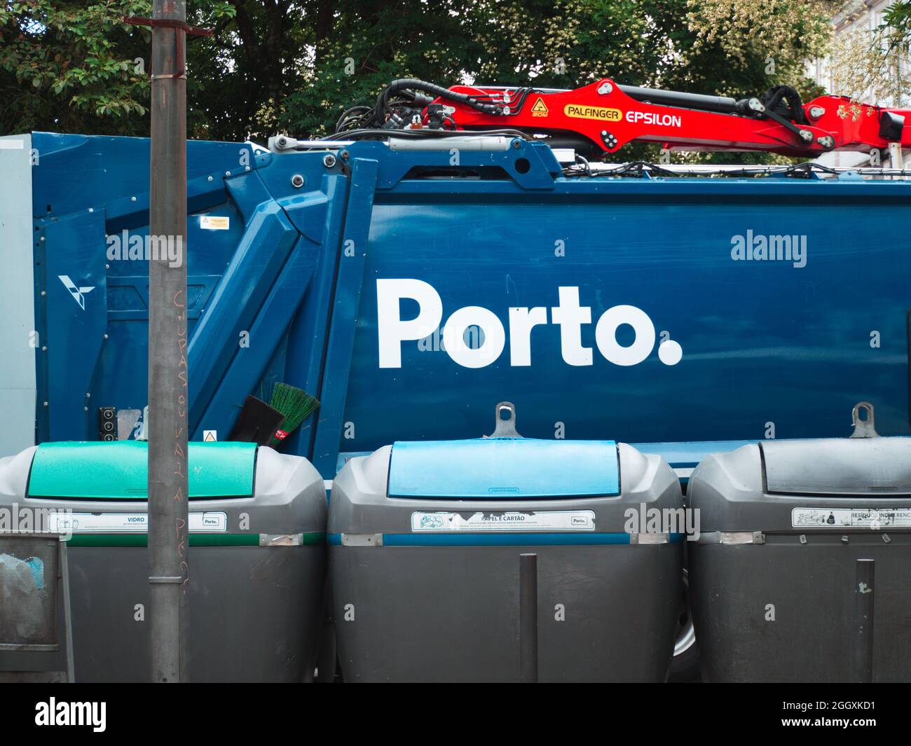 PORTO, PORTUGAL - 05. Jul 2021: Ein LKW zur Müllentsorgung in Porto, Portugal Stockfoto