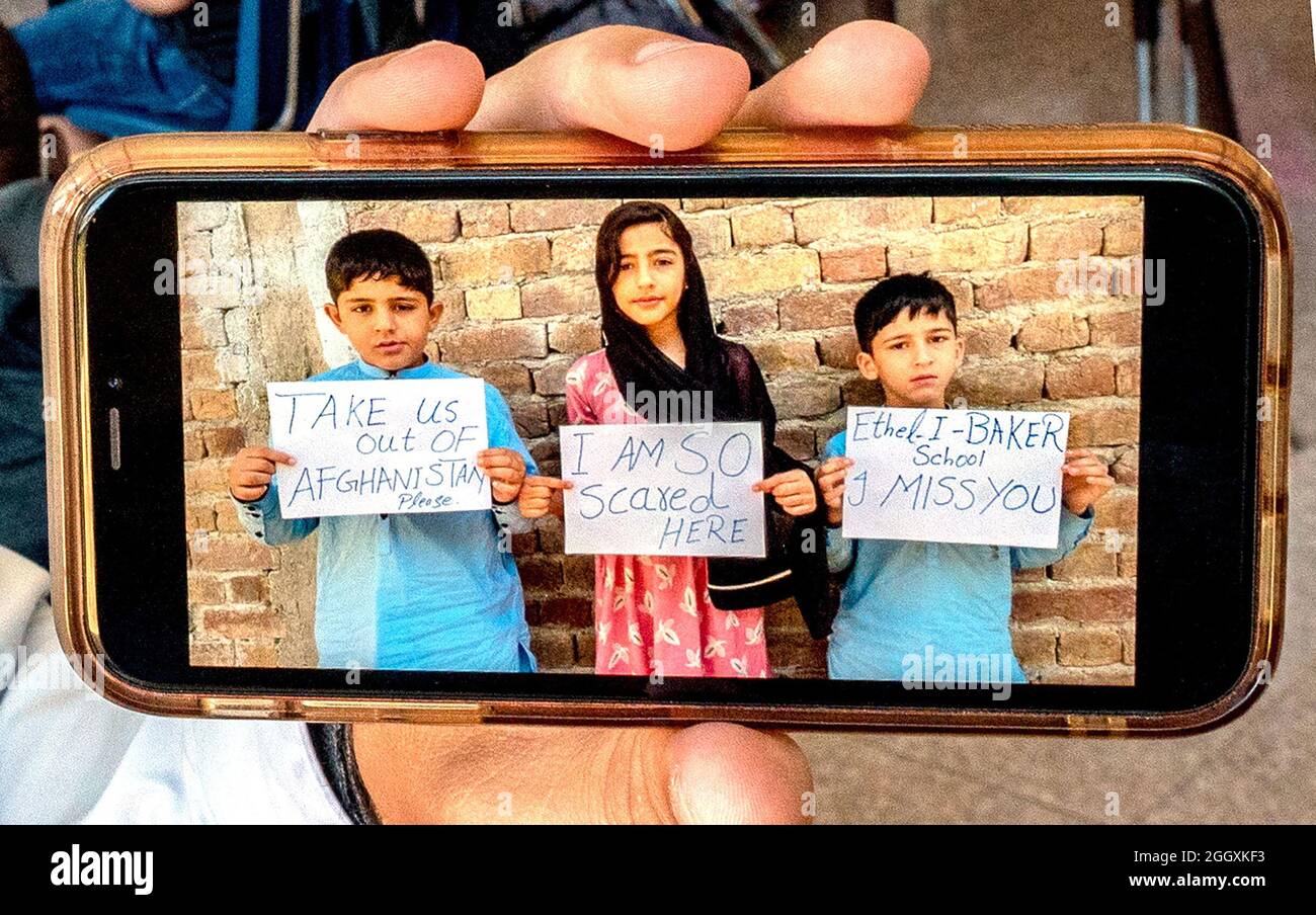 Sacramento, Kalifornien, USA. September 2021. Ethel I. Baker Elementary Principal NATE MCGILL hält sein iPhone und zeigt ein Foto, das ihm von gestrandeten Schulkindern in Kabul in einem ihrer Klassenräume geschickt wurde und darum bat, am Donnerstag am ersten Tag wieder aus Afghanistan zur Schule gebracht zu werden. Sie fuhren mehrmals zum Flughafen, in der Hoffnung, nach Sacramento zu fliegen, wo sie seit vier Jahren leben, aber ohne Erfolg. (Bild: © Renee C. Byer/Sacramento Bee über ZUMA Press Wire) Stockfoto