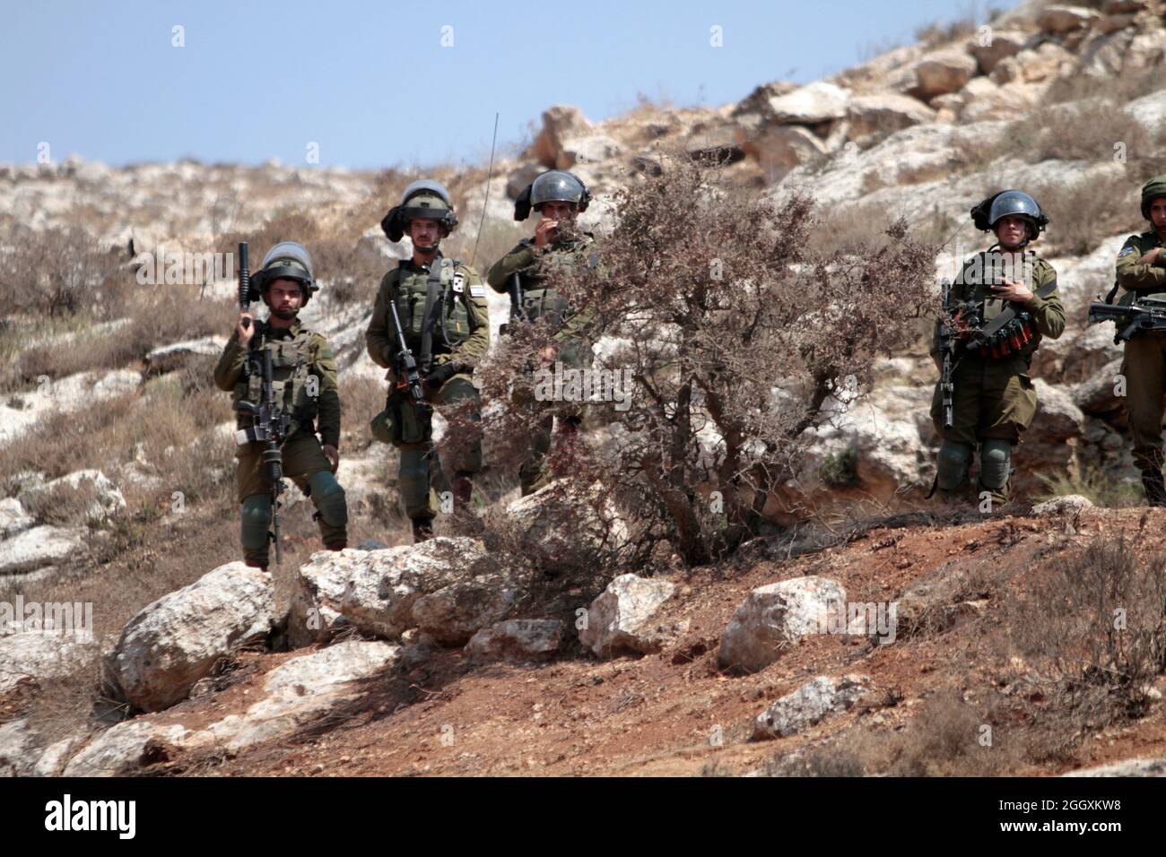 Israelische Soldaten nehmen während einer Demonstration gegen israelische Siedlungen im Dorf Beit Dajan in der Nähe der Stadt Nablus im Westjordanland Stellung. Stockfoto