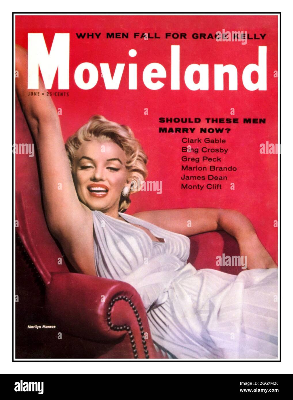 MARILYN MONROE Titelseite DES Magazins der 1950er JAHRE MOVIELAND mit der Filmschauspielerin Marilyn Monroe, die auf einem Lederstuhl posiert Hollywood USA Stockfoto