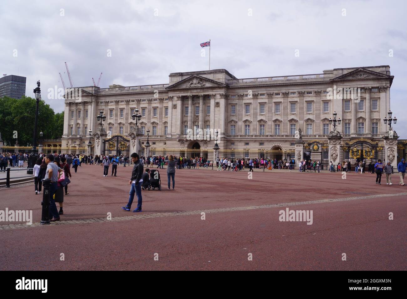 London, Großbritannien: Menschen warten auf die Wachwechsel-Zeremonie vor dem Buckingham Palace Stockfoto